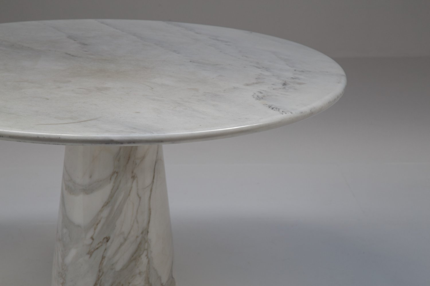 Italian dining table in marble.