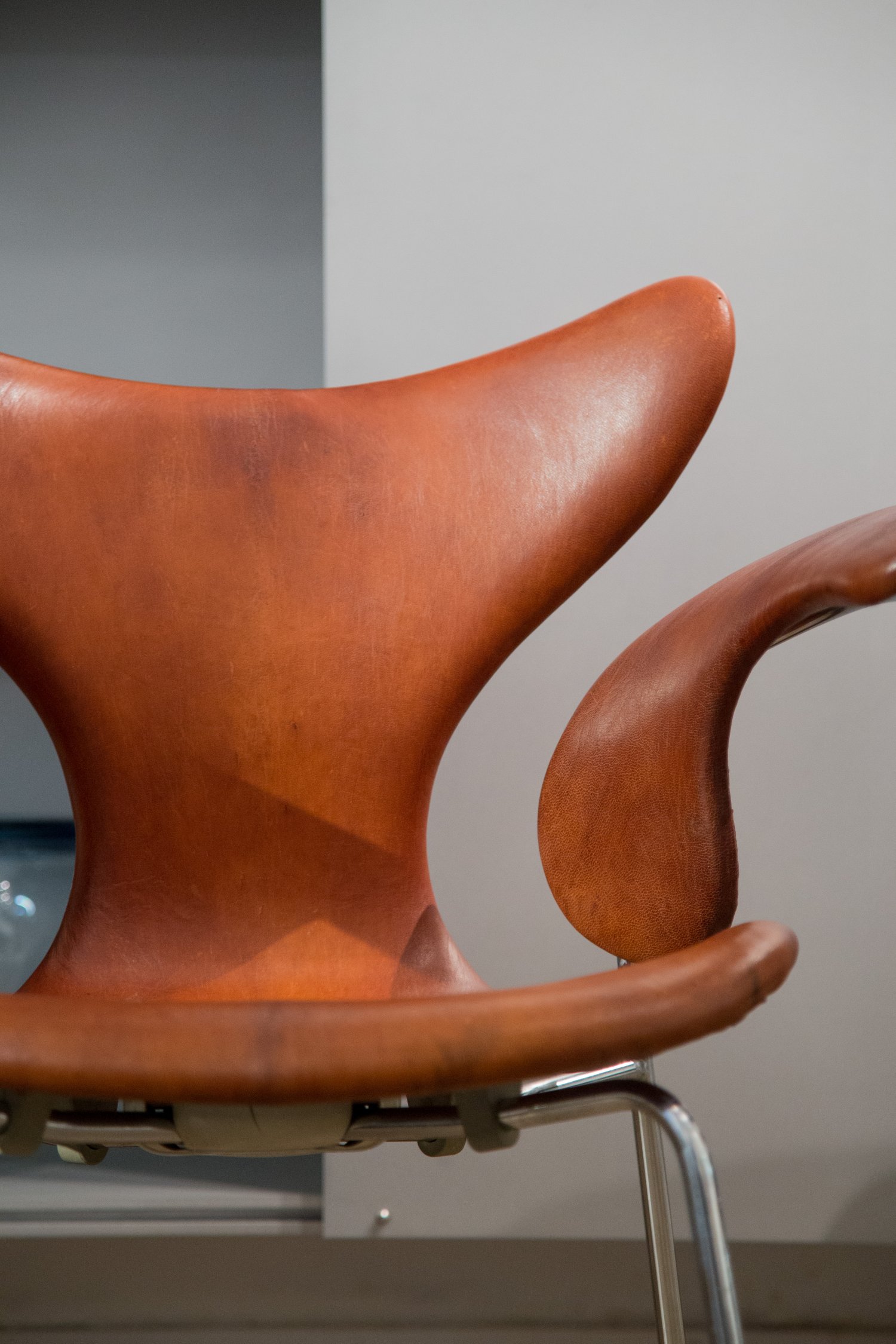 Pair of leather seagull chairs by Arne Jacobsen 