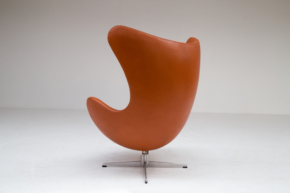 egg-chair-original-arne-jacobsen-gallery-vanlandschoote.jpg