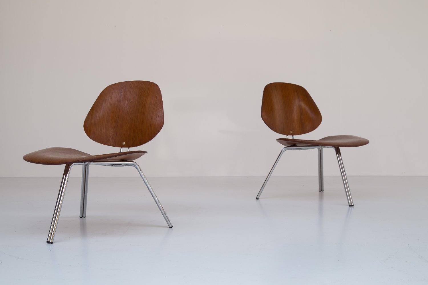 Pair of P31 Osvaldo Borsani chairs for Tecno