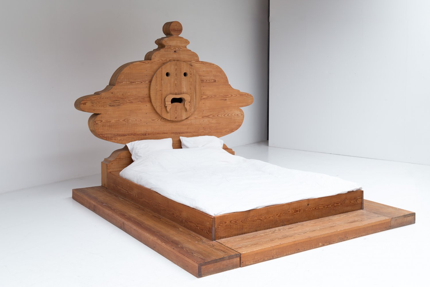 'La Bocca Della Verita' bed by Mario Ceroli