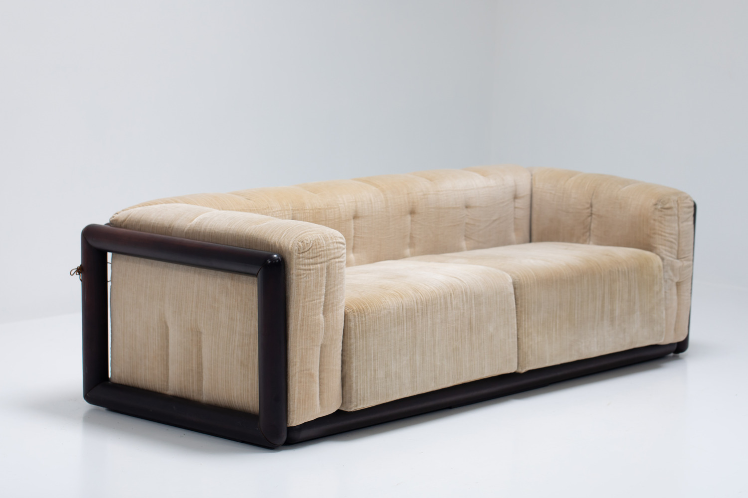 Cornaro sofa by Carlo Scarpa 