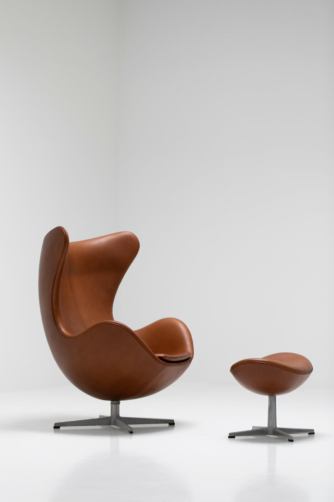 Arne Jacobsen Egg chair and stool - Vanlandschoote